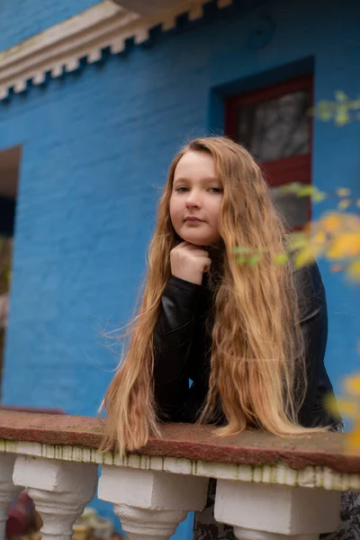 Retrato Menina Adolescente Morena Bonito Jaqueta Couro Chapéu Preto Fundo — Fotografia de Stock