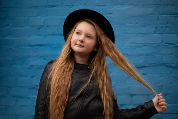 Portré Aranyos Barna Tini Lány Bőrdzseki Fekete Kalap Játszik Hajával — Stock Fotó