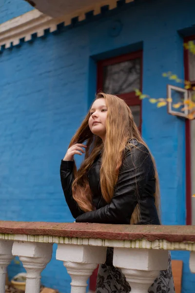 Portret Uroczej Brunetki Nastolatki Skórzanej Kurtce Czarny Kapelusz Tle Niebieskiej — Zdjęcie stockowe