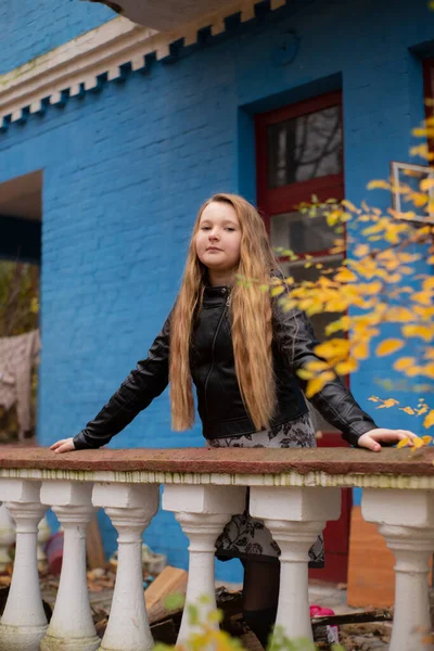 Portret Van Schattig Brunette Tiener Meisje Lederen Jas Zwarte Hoed — Stockfoto