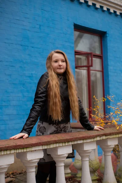 Portret Van Schattig Brunette Tiener Meisje Lederen Jas Zwarte Hoed — Stockfoto