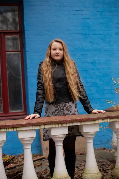 Retrato Menina Adolescente Morena Bonito Jaqueta Couro Chapéu Preto Fundo — Fotografia de Stock