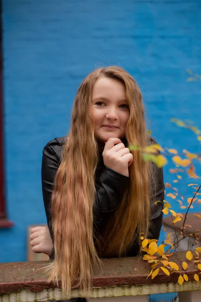 Portret Van Schattig Brunette Tiener Meisje Lederen Jas Zwarte Hoed — Stockfoto