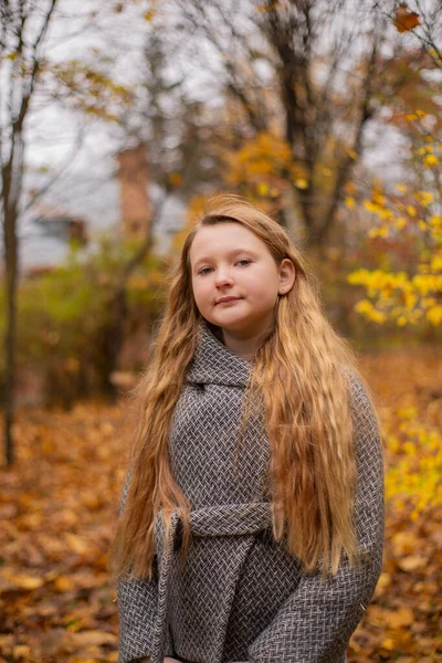 Πορτρέτο Του Χαριτωμένο Μελαχρινή Έφηβος Κορίτσι Γκρι Παλτό Στο Δάσος — Φωτογραφία Αρχείου