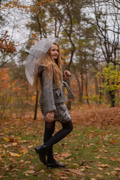 Bonito Bela Menina Morena Adolescente Chapéu Laranja Vestido Casaco Andando — Fotografia de Stock