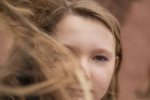 Portrét Roztomilé Brunetky Teen Dívka Černém Kožichu Kabát Pozadí Hnědé — Stock fotografie