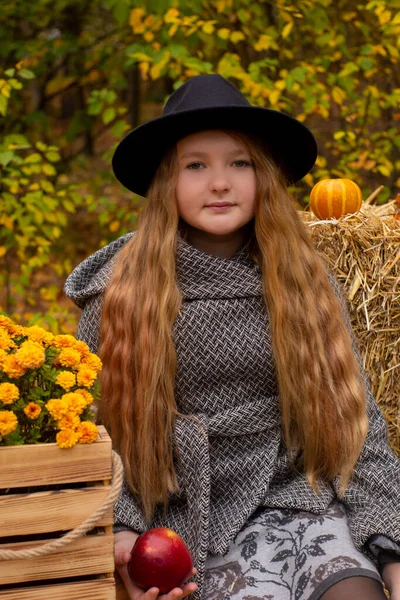 Schattig Brunette Tiener Meisje Zwarte Hoed Grijze Jas Buurt Van — Stockfoto