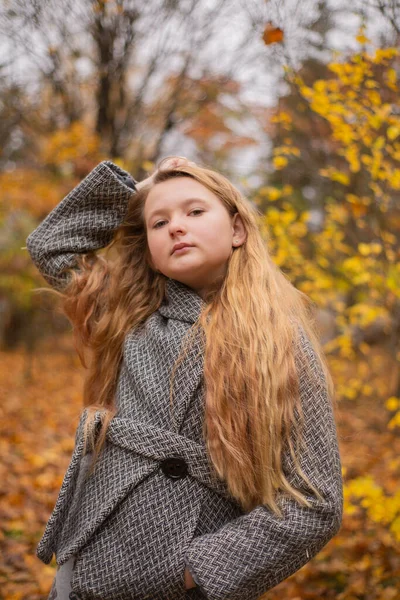 Retrato Linda Morena Adolescente Con Abrigo Gris Bosque Otoñal Acogimiento — Foto de Stock