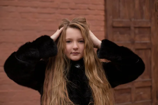 Portré Aranyos Barna Tini Lány Fekete Szőrme Kabát Háttérben Barna — Stock Fotó