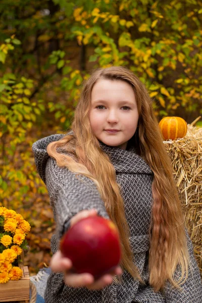 Nettes Brünettes Teenie Mädchen Grauen Mantel Das Einen Roten Apfel — Stockfoto