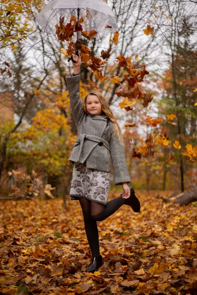 Niedliche Schöne Brünette Teenager Mädchen Einem Grauen Mantel Mit Einem — Stockfoto