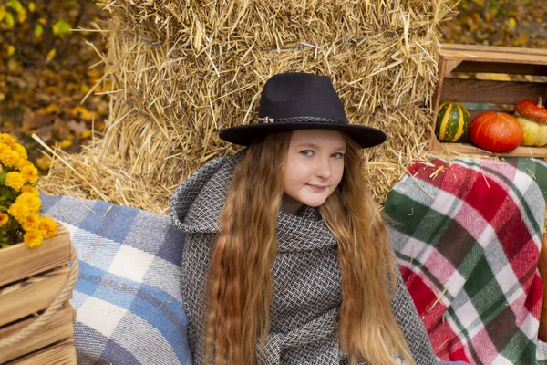 Aranyos Barna Tini Lány Fekete Kalap Szürke Kabát Közel Őszi — Stock Fotó