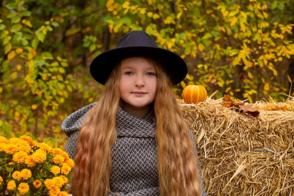 Cute Brunette Teen Girl Black Hat Gray Coat Autumn Elements — Stock Photo, Image