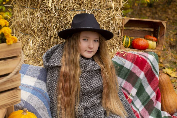 Schattig Brunette Tiener Meisje Zwarte Hoed Grijze Jas Buurt Van — Stockfoto