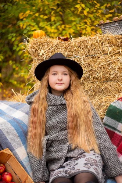 Schattig Brunette Tiener Meisje Zwarte Hoed Grijze Jas Buurt Van — Stockfoto