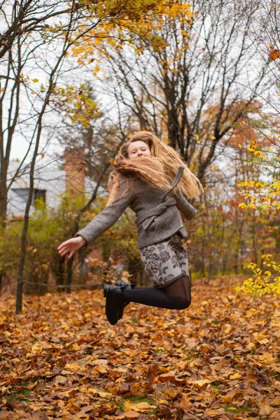 Linda Chica Adolescente Morena Abrigo Gris Salta Bosque Otoñal Acogimiento — Foto de Stock