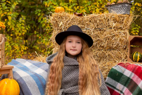 Schattig Brunette Tiener Meisje Zwarte Hoed Grijze Jas Buurt Van — Stockfoto