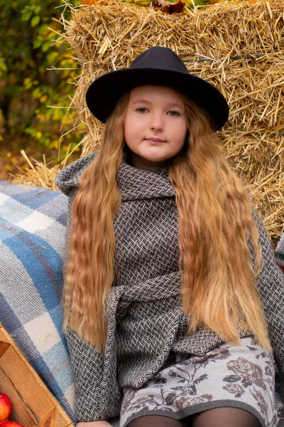 가을철 요소에 가까운 검은색 모자와 코트를 귀여운 머리의 그것이다 원기왕성 — 스톡 사진