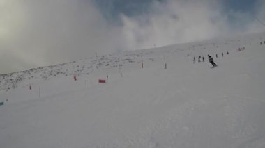 Kayak. Kayak merkezi. Kış tatili, hafta sonları tatiller, sisli karlı dağlar. Sübjektif dinamik kamera. Tanınmayan insanlar. Slovakya Jasna. Tam HD görüntüler.