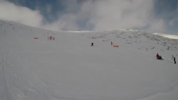 Skiing Ski Resort Winter Vacation Weekends Holidays Snow Capped Mountains — Vídeo de stock