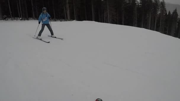 Skiën Skigebied Wintervakantie Weekendvakanties Besneeuwde Bergen Mist Subjectieve Dynamische Camera — Stockvideo