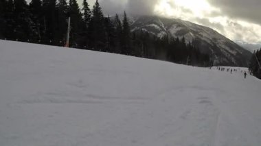 Kayak. Kayak merkezi. Kış tatili, hafta sonları tatiller, sisli karlı dağlar. Sübjektif dinamik kamera. Tanınmayan insanlar. Slovakya Jasna. Tam HD görüntüler.