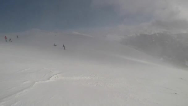 Skifahren Skigebiet Winterurlaub Wochenendurlaub Schneebedeckte Berge Nebel Subjektive Dynamische Kamera — Stockvideo