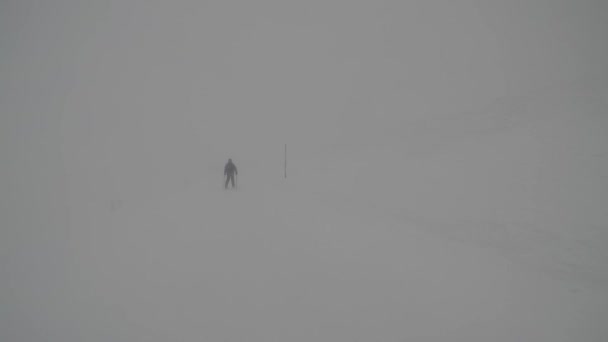 滑雪胜地 周末假期 白雪覆盖的高山在雾中 主观动态相机 无法辨认的人 斯洛伐克Jasna Fullhd视频 — 图库视频影像