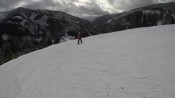 Skiing Ski Resort Winter Vacation Weekends Holidays Snow Capped Mountains — Vídeo de stock