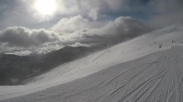 Skiën Skigebied Wintervakantie Weekendvakanties Besneeuwde Bergen Mist Subjectieve Dynamische Camera — Stockvideo