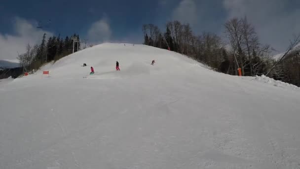 Skiën Skigebied Wintervakantie Weekendvakanties Besneeuwde Bergen Mist Subjectieve Dynamische Camera — Stockvideo