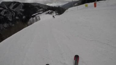 Kayak. Kayak merkezi. Kış tatili, hafta sonları tatiller, sisli karlı dağlar. Sübjektif dinamik kamera. Tanınmayan insanlar. Slovakya Jasna. Tam HD görüntüler.