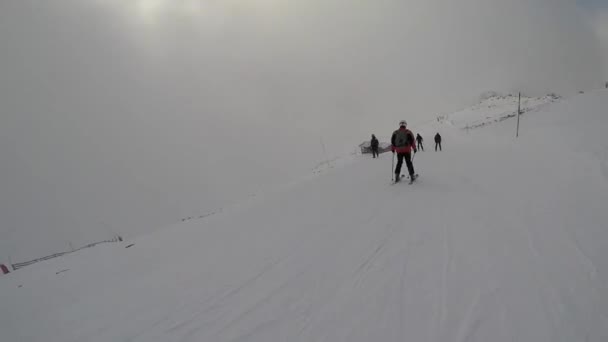 Skidåkning Skidanläggning Vintersemester Helgdagar Snötäckta Berg Dimma Subjektiv Dynamisk Kamera — Stockvideo