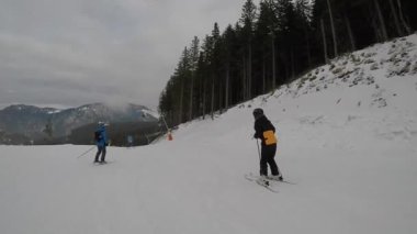 Kayak. Kayak merkezi. Kış tatili, hafta sonları tatiller, sisli karlı dağlar. Sübjektif dinamik kamera. Tanınmayan insanlar. Slovakya Jasna. Tam HD görüntüler.