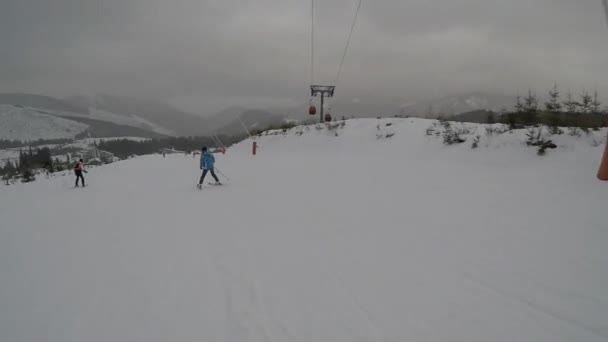 Skiing Ski Resort Winter Vacation Weekends Holidays Snow Capped Mountains — Vídeo de stock