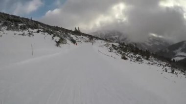 Kayak. Kayak merkezi. Kış tatili, hafta sonları tatiller, sisli karlı dağlar. Sübjektif dinamik kamera. Tanınmayan insanlar. Slovakya Jasna. Tam HD görüntüler.