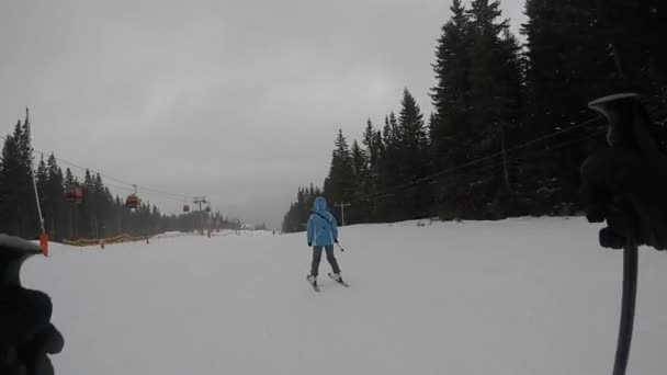 スキーだ スキー場 冬の休暇 週末の休日 雪霧の中で山のキャップ 主観的なダイナミックカメラ 誰も知らない スロバキア ヤスナ フルHd映像 — ストック動画