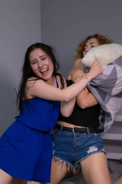 Duas Adolescentes Muito Magras Loira Morena Brincando Emocionalmente Cama Com — Fotografia de Stock
