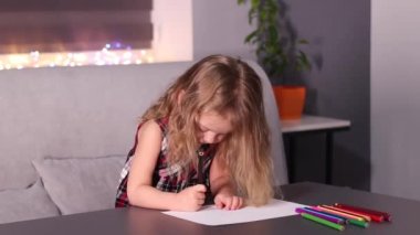  Kırmızı kareli elbiseli, renkli kalemlerle resim yapan sevimli sarışın kız. Çocukluk, bebek, kız. Tam HD görüntüler