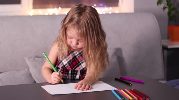 Affascinante bambina bionda in rosso dipinto vestito a scacchi con matite colorate. infanzia, bambino, figlia. Filmati FullHD — Video Stock