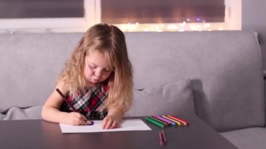  Kırmızı kareli elbiseli, renkli kalemlerle resim yapan sevimli sarışın kız. Çocukluk, bebek, kız. Tam HD görüntüler