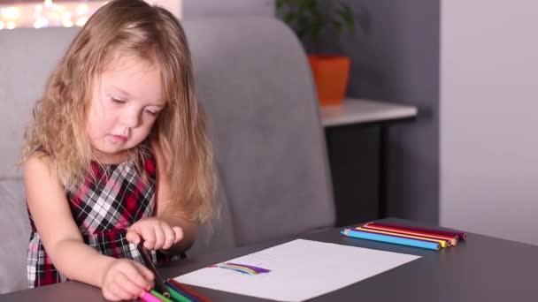 Charming little blonde girl in red checkered dress painting with colorful pencils. childhood, toddler, daughter. FullHD footage — Vídeo de stock