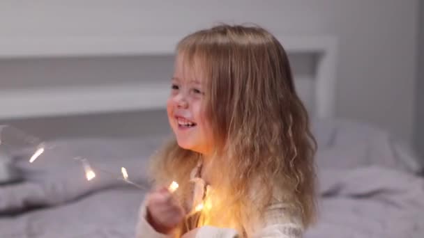 Bonita niña jugando con la guirnalda de Navidad. Año Nuevo, infancia, hija. Imágenes de FullHD — Vídeo de stock