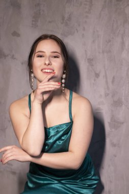 Çatı katındaki kafede zarif yeşil akuamarin elbiseli çekici esmer kadın. Güzel, şehvetli bir kız. Boşluğu kopyala.