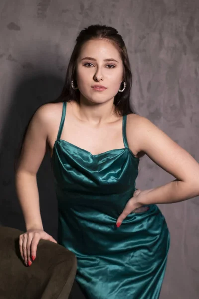 Sexy Atrakcyjna Brunetka Kobieta Eleganckiej Zielonej Sukni Aquamarine Loft Kawiarni — Zdjęcie stockowe