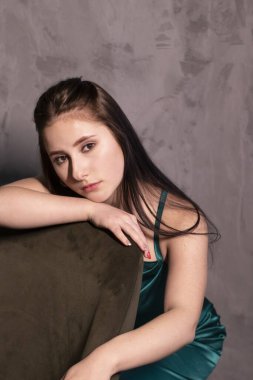 Çatı katındaki kafede zarif yeşil akuamarin elbiseli çekici esmer kadın. Güzel, şehvetli bir kız. Boşluğu kopyala.