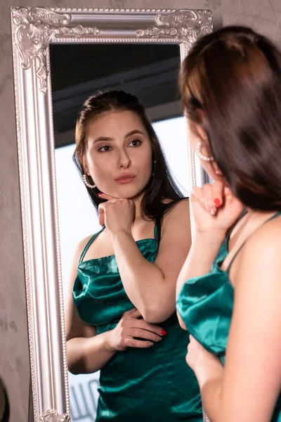 Zarif Yeşil Akuamarin Elbiseli Çekici Esmer Kadın Aynanın Önünde Güzel — Stok fotoğraf