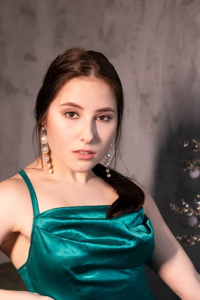 Sexy Belle Femme Brune Robe Aquamarine Verte Élégante Dans Café — Photo