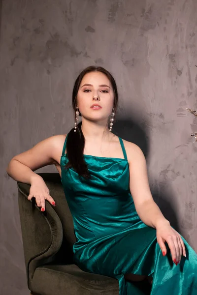 Sexy Belle Femme Brune Robe Aquamarine Verte Élégante Dans Café — Photo