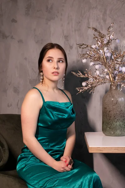 Sexy Atrakcyjna Brunetka Kobieta Eleganckiej Zielonej Sukni Aquamarine Loft Kawiarni — Zdjęcie stockowe